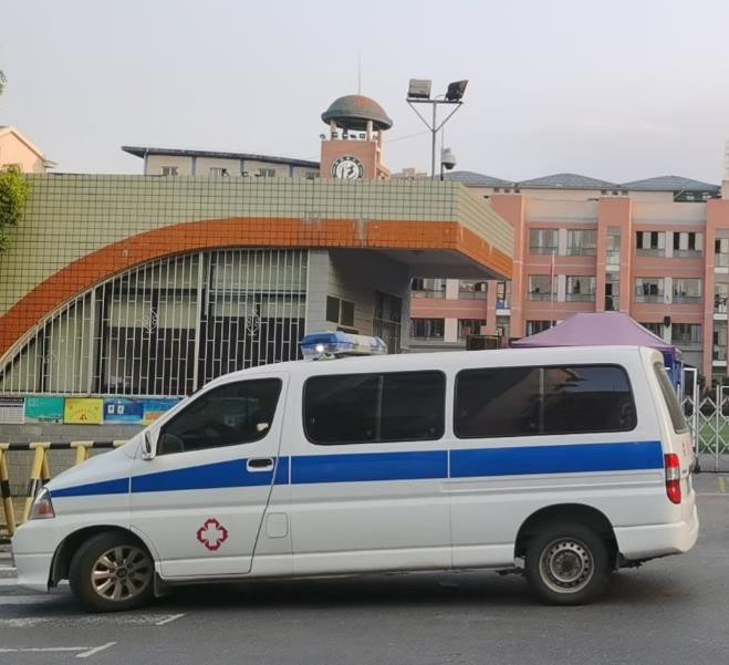 中原镇救护车出租护送骨折病人一公里多少钱